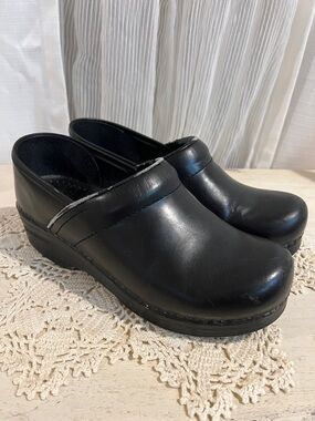 Dansko Professional Black Leather Clogs EU 39 Womens 8.5 Nursing Work Shoes